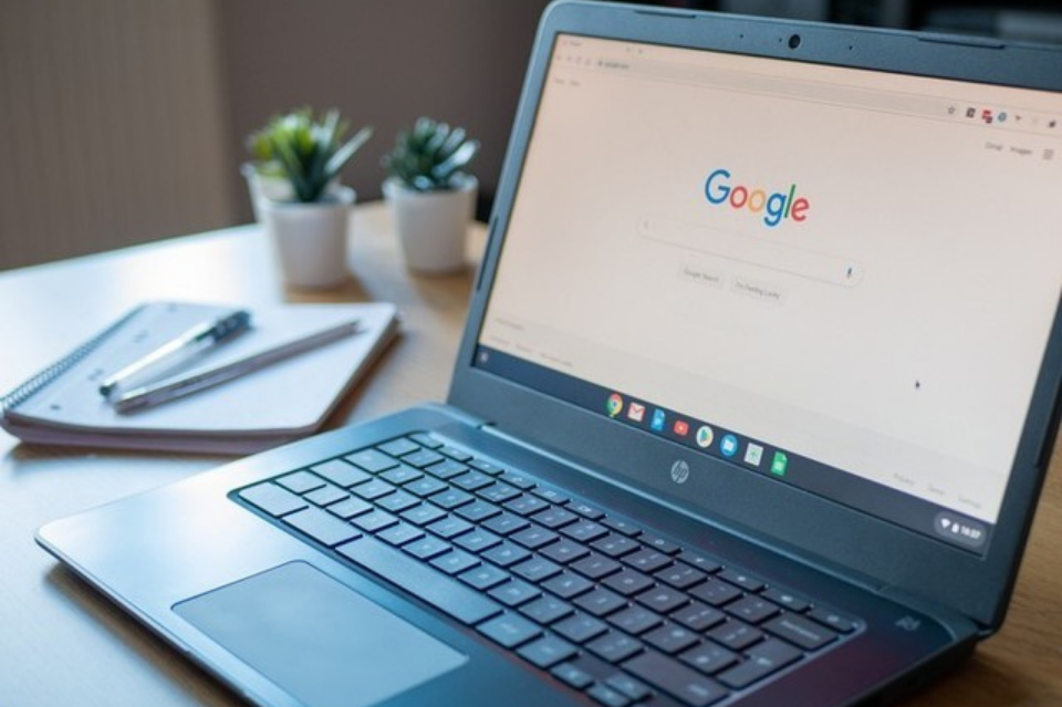 dell chromebook with google logo